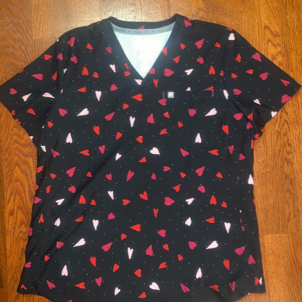 Fabletics Vital 1-Pocket Scrub Top in Heart Pumping Black - Picture 3 of 8